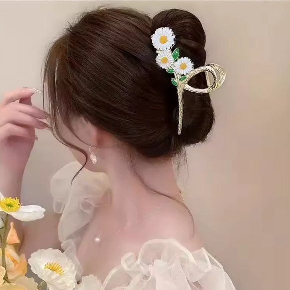 Anthropologie Jewelry - Gold Floral Daisy Hair Claw